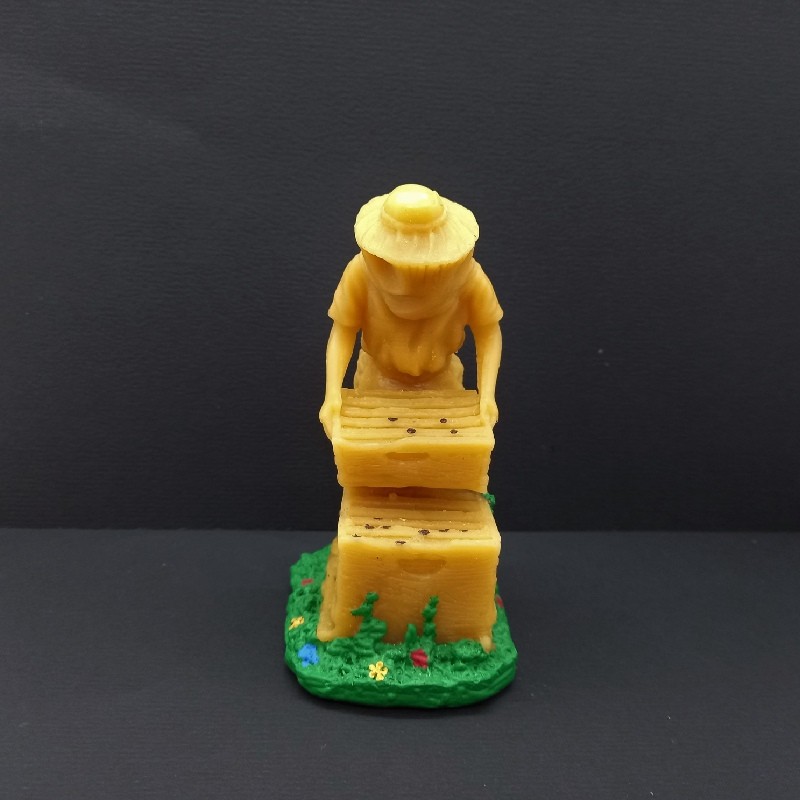 Figurine apiculteur peinte en cire d'abeille