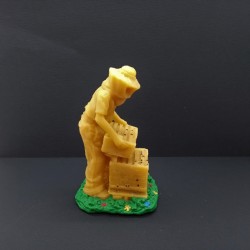 Figurine apiculteur peinte en cire d'abeille