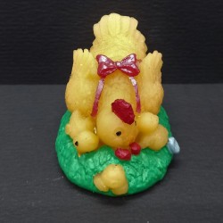 Figurine poule couchée