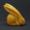 Figurine lapin aux oreilles longues en cire d'abeille