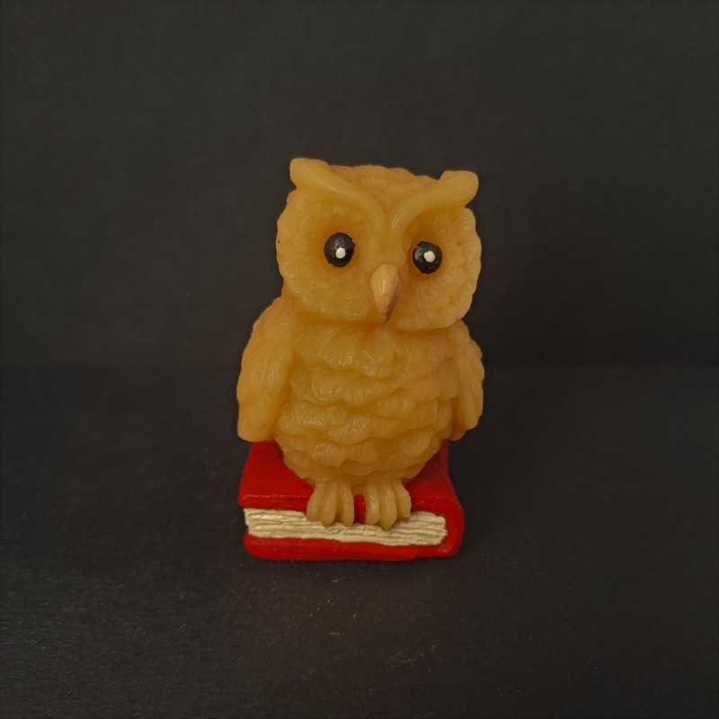 Figurine hibou et livre en cire d'abeille