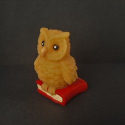 Figurine hibou et livre en cire d'abeille