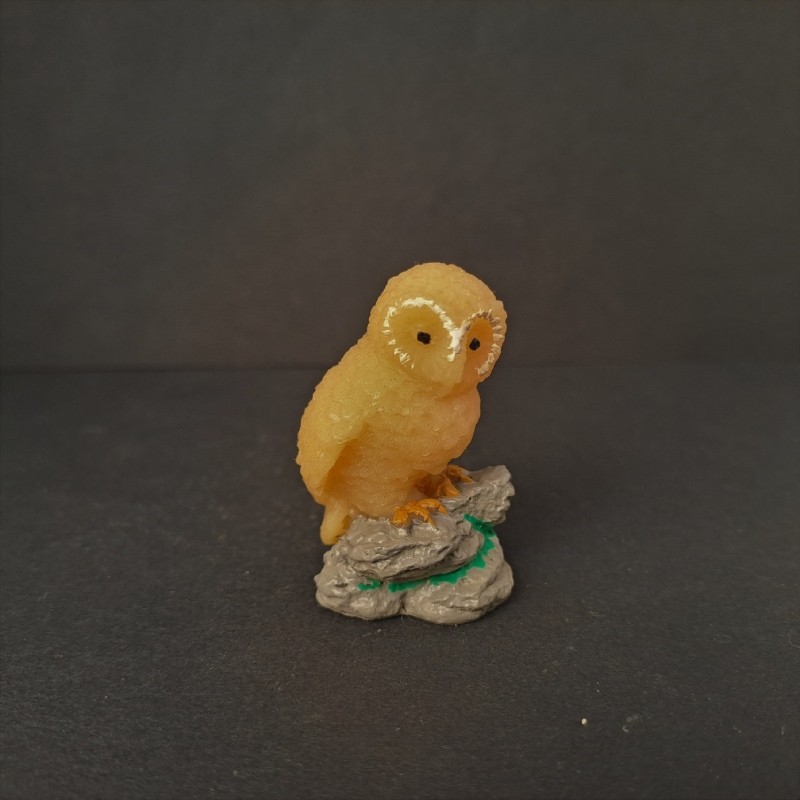 Figurine petite chouette (côté gauche) et rocher en cire d'abeille