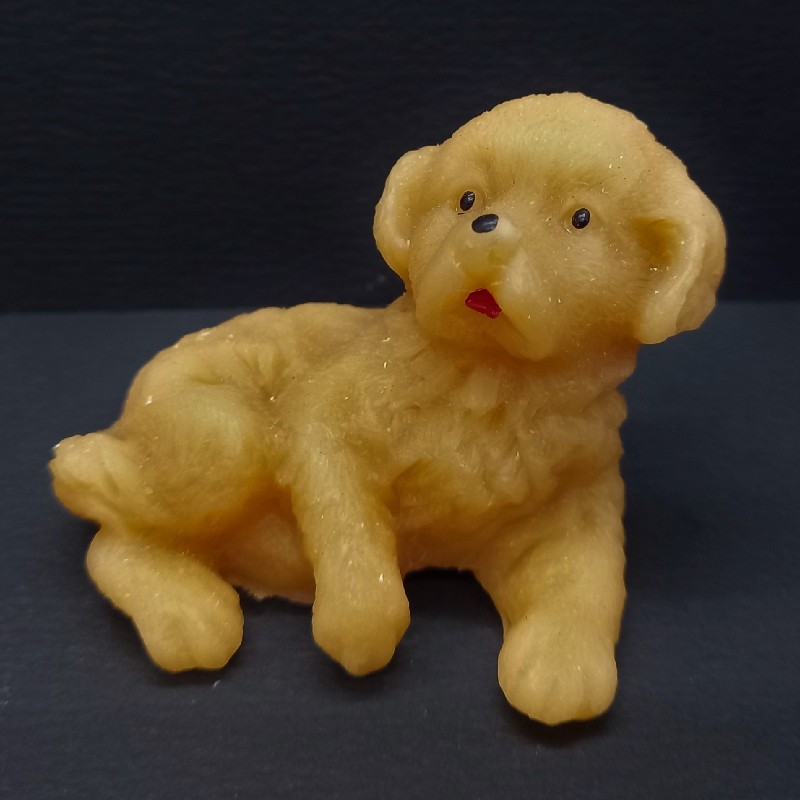 Figurine chiot couché en cire d'abeille