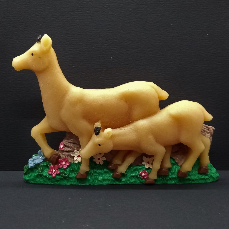 Figurine biche et son faon en cire d'abeille