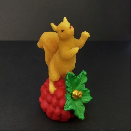 Figurine écureuil et framboise en cire d'abeille