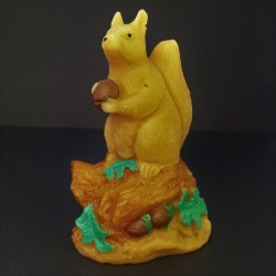 Figurine écureuil debout sur du bois en cire d'abeille