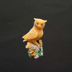 Figurine hibou sur un rocher en cire d'abeille