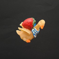 Figurine oie avec une fraise en cire d'abeille