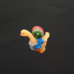 Figurine oie avec une fraise en cire d'abeille