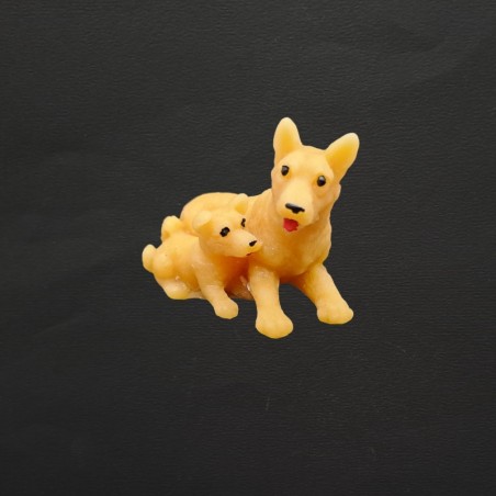 Figurine chienne et son petit en cire d'abeille