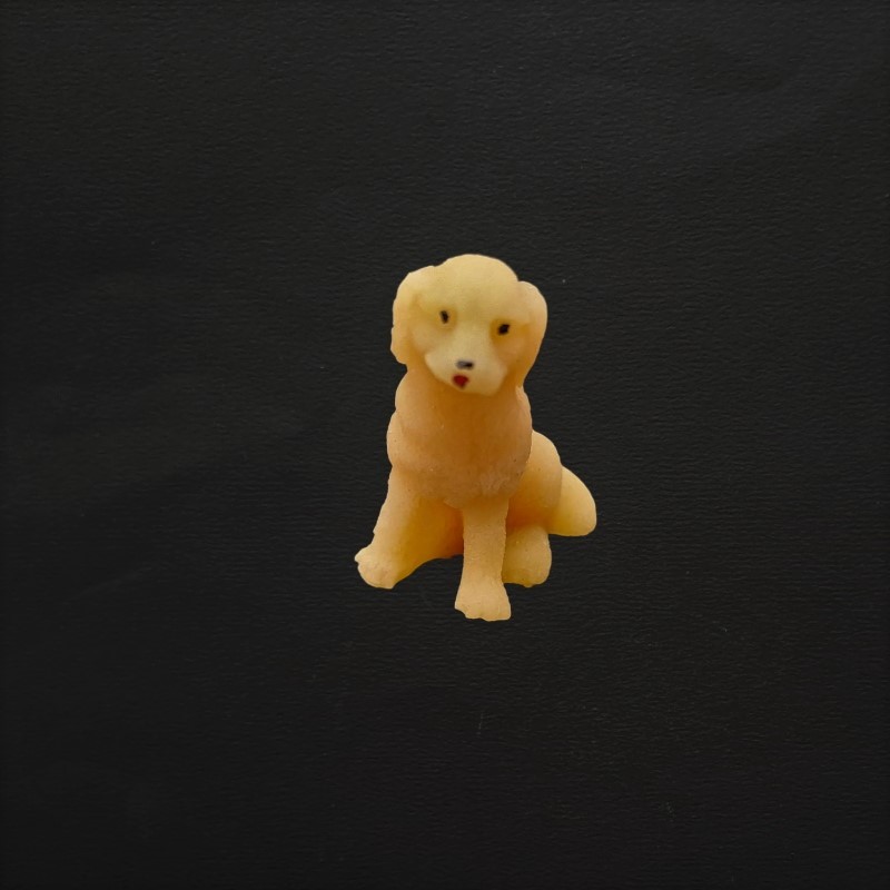 Figurine petit chien assis en cire d'abeille