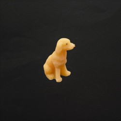 Figurine petit chien assis en cire d'abeille