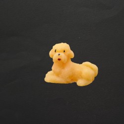 Figurine petit chien couché en cire d'abeille