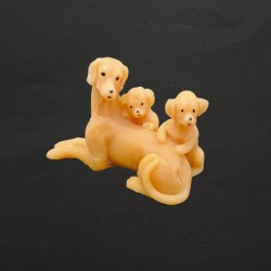 Figurine chienne et ses deux chiots en cire d'abeille