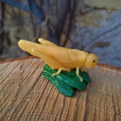 Figurine sauterelle en cire d'abeille