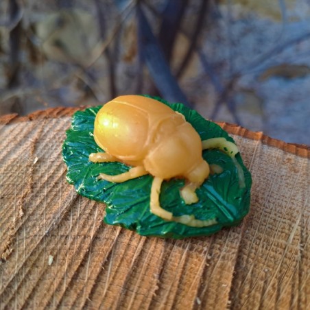 Figurine scarabée en cire d'abeille