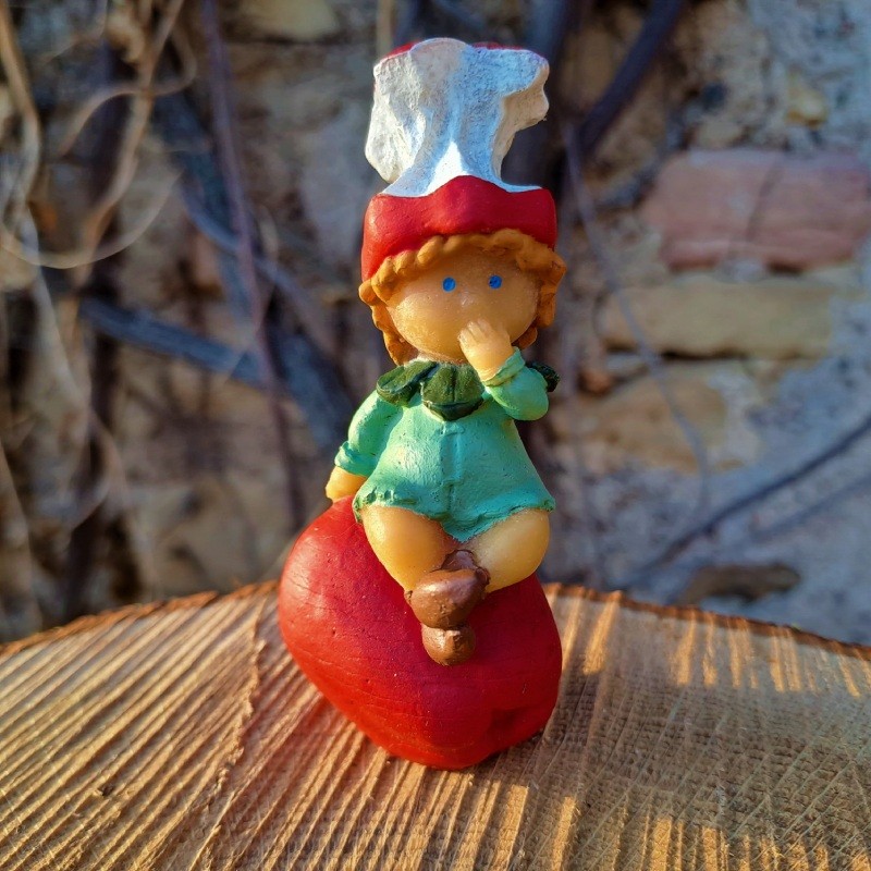 Figurine enfant et pomme en cire d'abeille