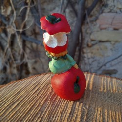 Figurine enfant et pomme en cire d'abeille