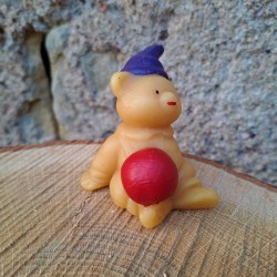 Figurine petit ourson et balle en cire d'abeille