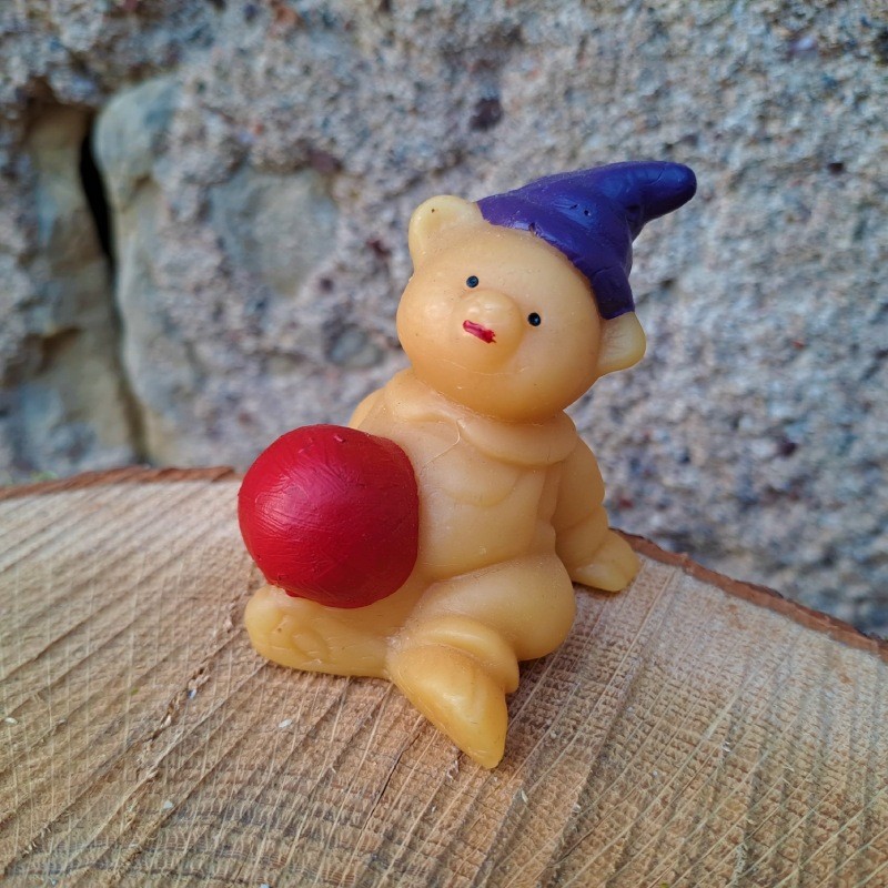 Figurine petit ourson et balle en cire d'abeille