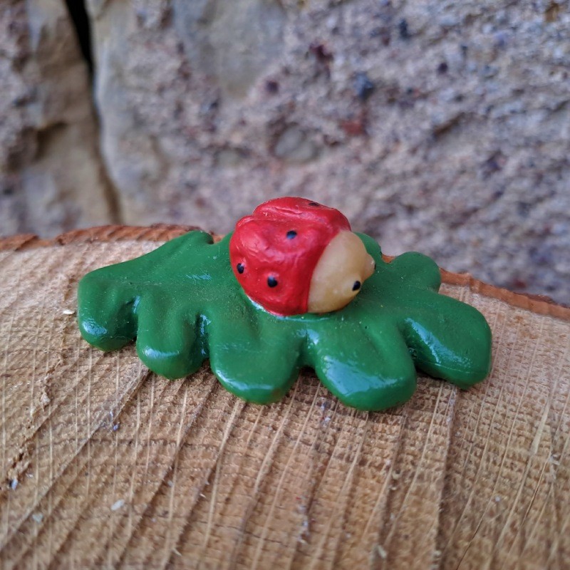 Figurine coccinelle sur feuille dentelée en cire d'abeille