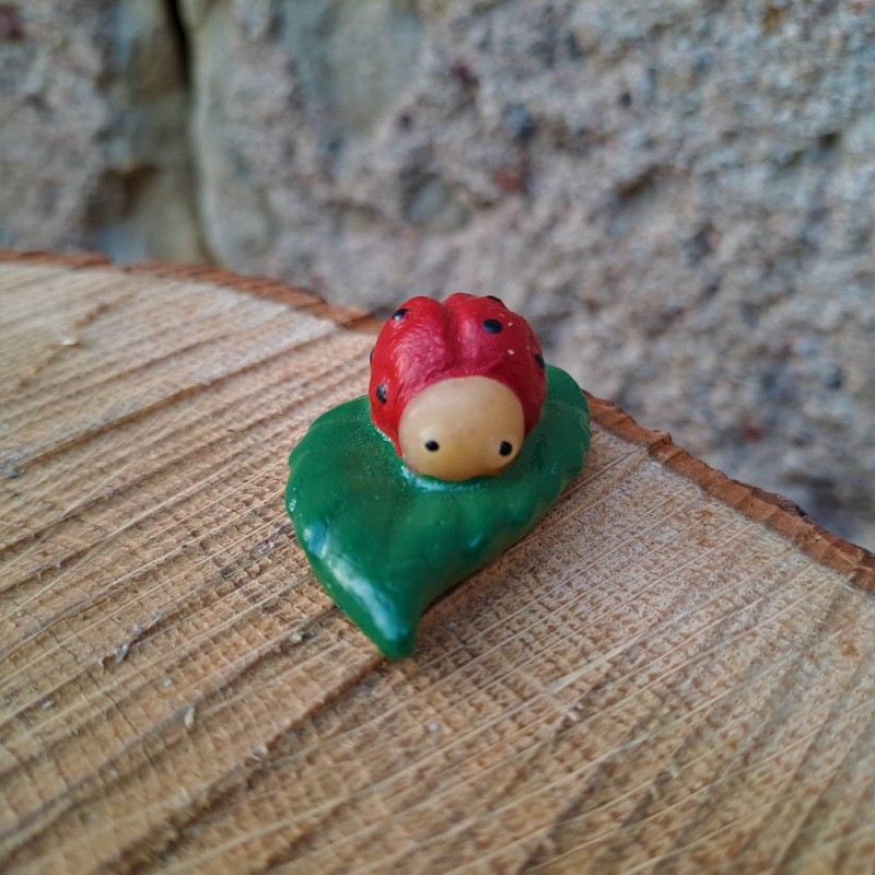 Figurine coccinelle sur feuille simple en cire d'abeille