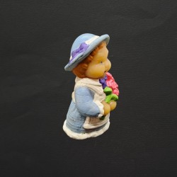 Figurine mamie et fleurs en cire d'abeille