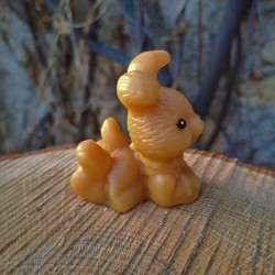 Figurine lapin couché en cire d'abeille