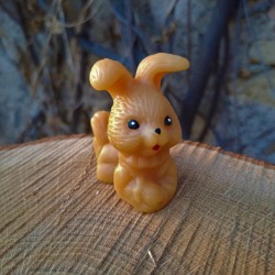 Figurine lapin couché en cire d'abeille