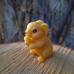 Figurine lapin et petite carotte en cire d'abeille