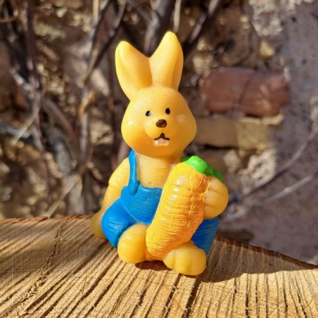 Figurine lapin avec carotte en cire d'abeille