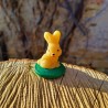 Figurine petit lapin assis en cire d'abeille