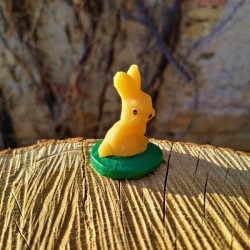 Figurine petit lapin assis en cire d'abeille