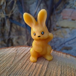 Figurine lapin debout en cire d'abeille