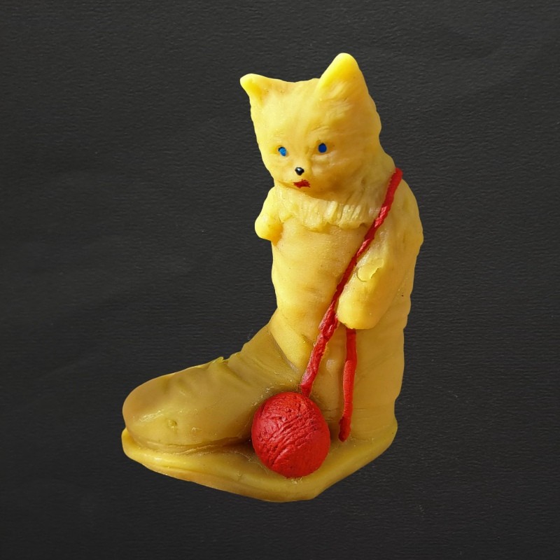 Figurine chat botte en cire d'abeille