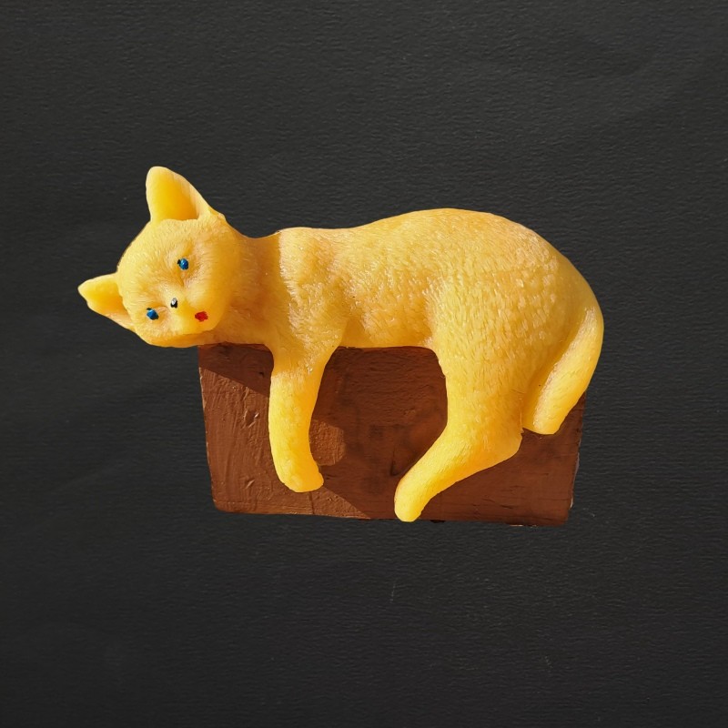 Figurine chat sur du bois en cire d'abeille