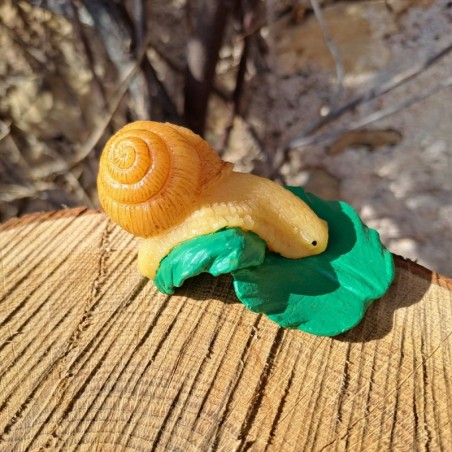 Figurine escargot et feuille en cire d'abeille