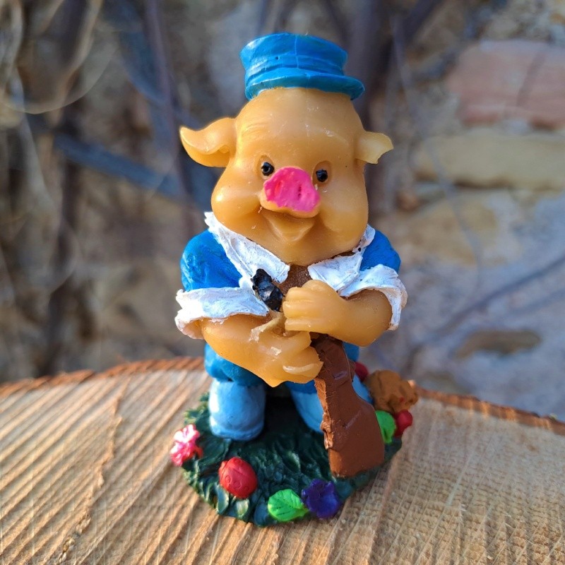 Figurine cochon chasseur en cire d'abeille