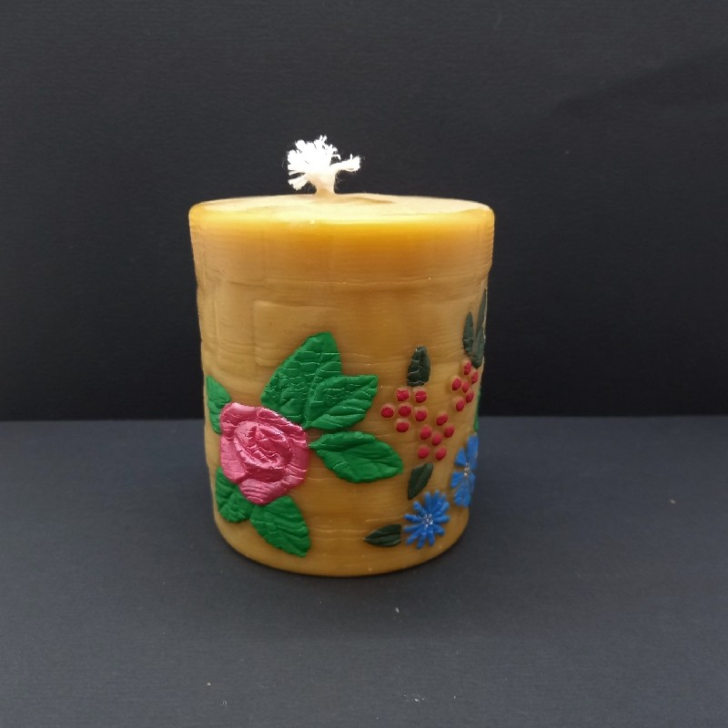 Bougie cylindrique en cire d'abeille avec fleurs