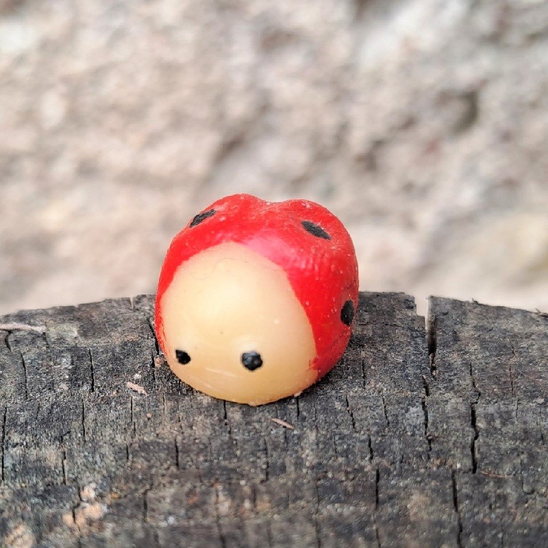 Figurine petite coccinelle en cire d'abeille