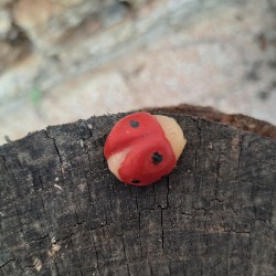 Figurine petite coccinelle en cire d'abeille