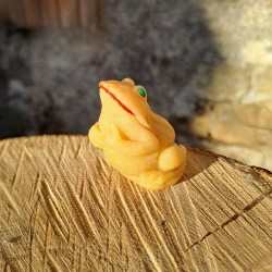 Figurine grenouille assise en cire d'abeille