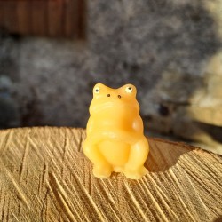 Figurine petite grenouille simple assise en cire d'abeille