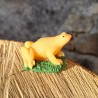 Figurine grenouille sur herbe en cire d'abeille