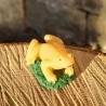 Figurine grenouille sur herbe en cire d'abeille