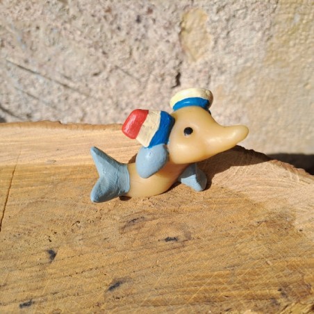 Figurine dauphin avec chapeau et drapeau en cire d'abeille