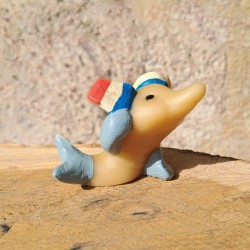 Figurine dauphin avec chapeau et drapeau en cire d'abeille