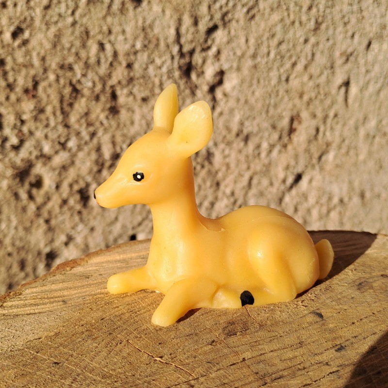 Figurine biche en cire d'abeille